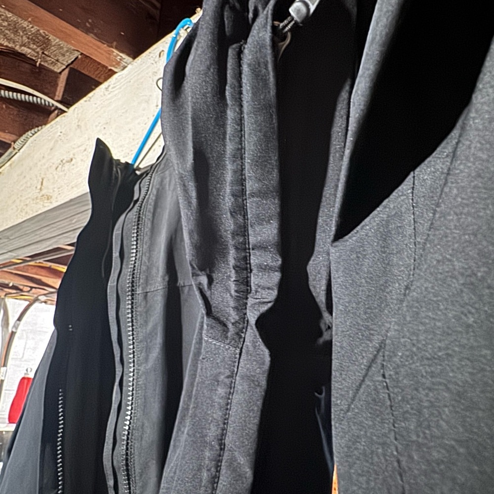 Marmot Women’s Black Raincoat - Picture 5 of 5